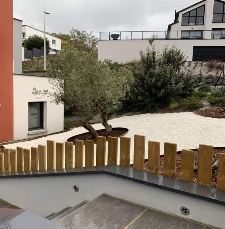 Structuration et embellissement de cours et de jardins.